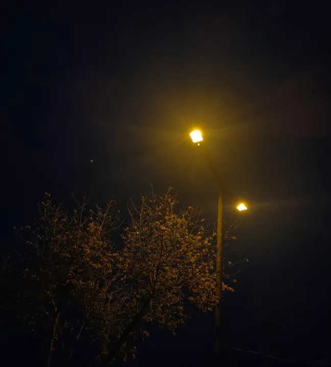 Night street scene without filter, clean, contrasty rendering